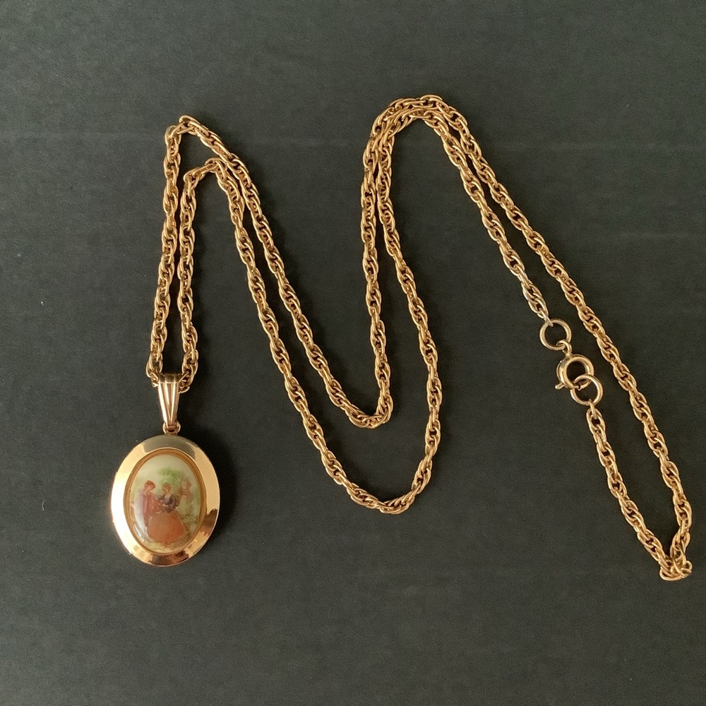 Vintage gold tone picture locket pendant necklace.